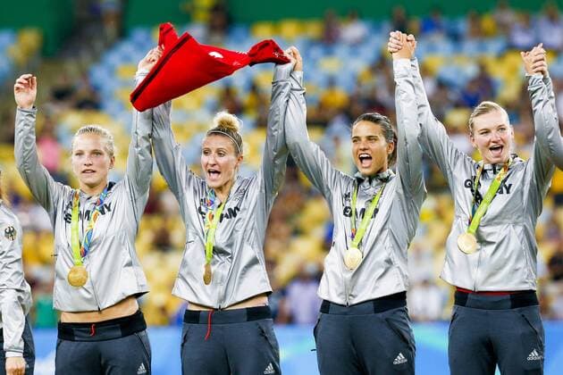 Rio 2016, Fußball, Damen, Deutschland ist Olympiasieger Olympics 2016 Football RJ RIO DE JANEIRO, RJ - 19.08.2016: OLYMPICS 2016 FOOTBALL RJ - Celebration of winning the gold medal of the German seleca during the dispute between Germany (GER) and Sweden (SWE) by the end of the Olympic Women& 39;s Foot Rll Rio Olympics 2016 held at Maracana Stadium in the host city Rio de Janeiro. (Photo: Marco Galvão Fotoarena) x1190685x  MarcoxGalvão