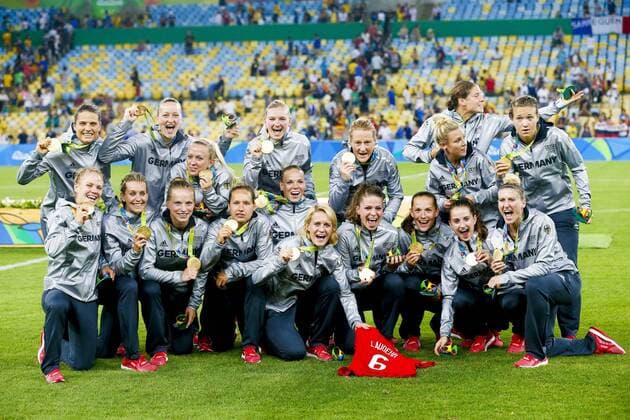 Rio 2016, Fußball, Damen, Deutschland ist Olympiasieger Olympics 2016 Football RJ RIO DE JANEIRO, RJ - 19.08.2016: OLYMPICS 2016 FOOTBALL RJ - Celebration of winning the gold medal of the German seleca during the dispute between Germany (GER) and Sweden (SWE) by the end of the Olympic Women& 39;s Foot Rll Rio Olympics 2016 held at Maracana Stadium in the host city Rio de Janeiro. (Photo: Marco Galvão Fotoarena) x1190690x  MarcoxGalvão