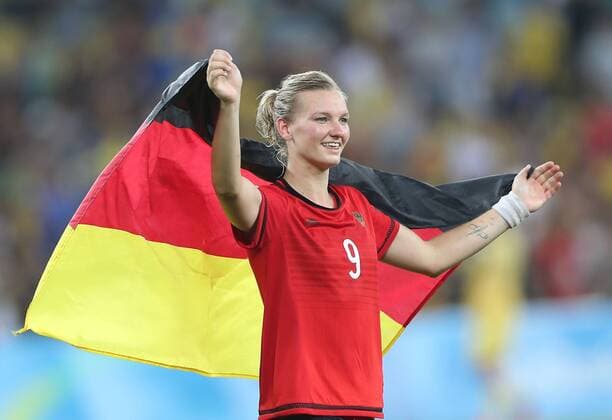Rio 2016, Fußball, Damen, Deutschland ist Olympiasieger (160819) -- RIO DE JANEIRO, Aug. 19, 2016 -- Germany s Alexandra Popp celebrates after the women s gold medal match of football between Germany and Sweden at the 2016 Rio Olympic Games Olympische Spiele Olympia OS in Rio de Janeiro, Brazil, on Aug. 19, 2016. Germany won the gold medal. ) (xr) (SP)BRAZIL-RIO DE JANEIRO-OLYMPICS-FOOTBALL CaoxCan 