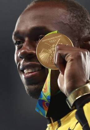 Rio 2016, Leichtathletik, Herren, Siegerehrung 200m (160819) -- RIO DE JANEIRO, Aug. 19, 2016 -- Gold medalist Jamaica s Usain Bolt shows his medal during the awarding ceremony for the men s 200m final of Athletics at the 2016 Rio Olympic Games Olympische Spiele Olympia OS in Rio de Janeiro, Brazil, on Aug. 19, 2016. ) (xr) (SP)BRAZIL-RIO DE JANEIRO-OLYMPICS-ATHLETICS RenxZhenglai 
