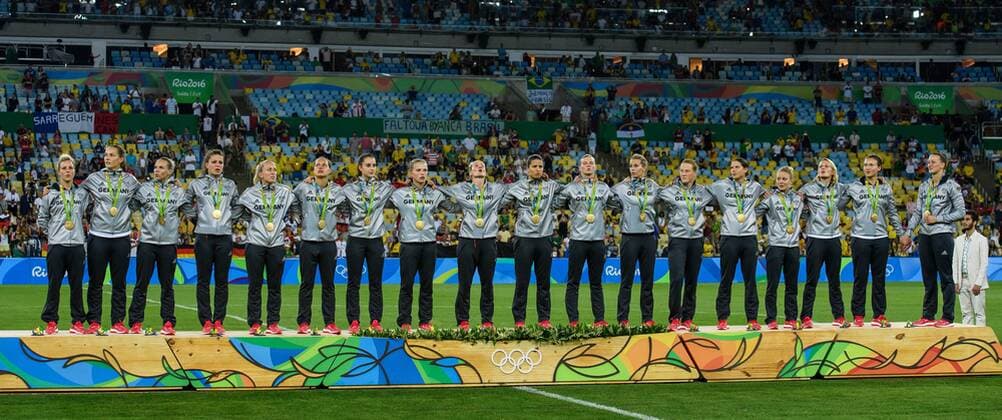 Rio 2016, Fußball, Damen, Deutschland ist Olympiasieger Die deutsche Frauenmannschaft bei der Nationalhymne im Finale bei den olympischen Sommerspiele 2016 am 19.08.2016, Rio de Janeiro Copyright: xSchülerx xEibner-Pressefotox EP_jse
