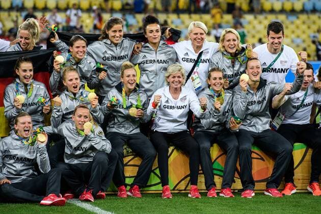 Rio 2016, Fußball, Damen, Deutschland ist Olympiasieger Die deutsche Frauenmannschaft um Trainerin Silvia Neid (GER) feiert den Olmpiasieg im Finale bei den olympischen Sommerspiele 2016 am 19.08.2016, Rio de Janeiro Copyright: xSchülerx xEibner-Pressefotox EP_jse