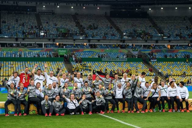 Rio 2016, Fußball, Damen, Deutschland ist Olympiasieger Deutsche Nationalmannschaft bei der Siegerehrung im Finale bei den olympischen Sommerspiele 2016 am 19.08.2016, Rio de Janeiro Copyright: xSchülerx xEibner-Pressefotox EP_jse