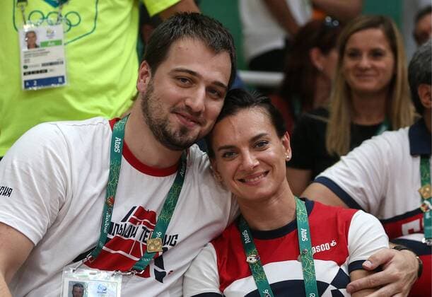 Rio 2016, Jelena Issinbajewa mit Ehemann Nikita Petinow beim Volleyball RIO DE JANEIRO, BRAZIL - AUGUST 19, 2016: Two time Olympic pole vault champion Yelena Isinbayeva with her husband Nikita Petinov watch the men s volleyball semifinal match between Russia and Brazil at the Rio 2016 Summer Olympic Games Olympische Spiele Olympia OS at Maracanazinho Arena. Brazil won the game 3-0. Valery Sharifulin TASS  TS02DF03
