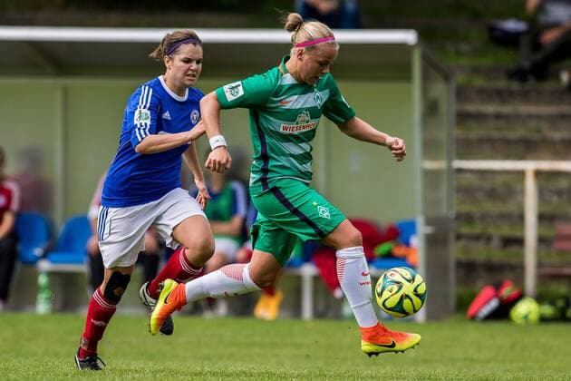 v.li.: Tabea Lycke (Holstein Kiel, 11) und Pia-Sophie Wolter (SV Werder Bremen, 10) im Zweikampf, Duell, duel, tackle, Fussball, DFB-Pokal Frauen, Holstein Kiel - SV Werder Bremen, xdgx