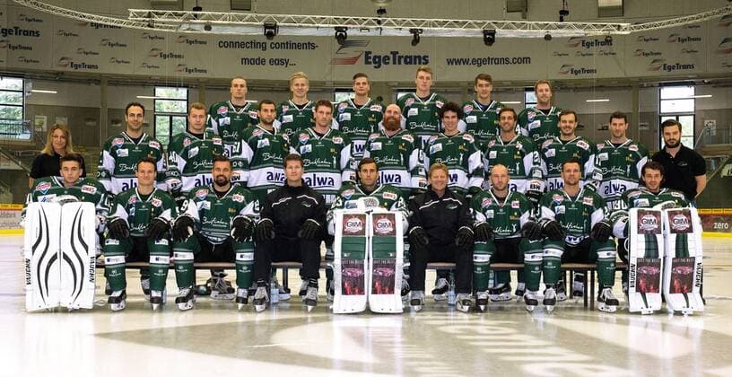 Eishockey, Porträttermin Bietigheim Steelers Bietigheim, Eishockey Bietigheim Steelers Fototermin: Mannschaftsfoto Saison 2016 2017, vorne v.l. Patrick Golombek Rene Schoofs Adam Borzecki Co-Trainer Marc St.Jean Sinisa Martinovic Trainer Kevin Gaudet Marcus Sommerfeld Bastian Steingroß Andreas Mechel mittlere Reihe von links:Fitnesstrainerin Robin Niderost Frederik Cabana Michael Fink Sebastian Alt Max Prommersberger Shawn Weller Matt McKnight David Wrigley Robin Just Dominic Auger Phsyiotherapeut Pirmin Härle hintere Reihe v.l. Max Lukes Andreas Schwarz Benjamin Zientek Mike Weigandt Tim Heffner Rob Brown