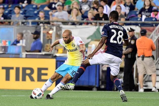 Saturday August 20, 2016: Columbus Crew forward Federico Higuain (10) works to shoot by New England Revolution defender London Woodberry (28) during the MLS Fussball Herren USA game between Columbus Crew SC and the New England Revolution held at Gillette Stadium in Foxborough Massachusetts. Columbus defeats New England 2-0. Cal Media MLS 2016: Crew vs Revolution AUG 20 - ZUMAc04_