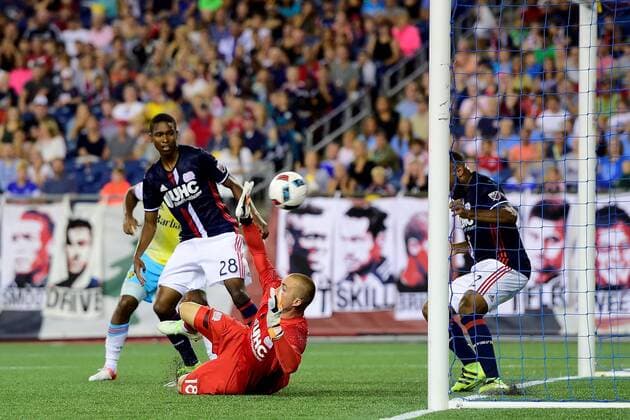 Saturday August 20, 2016: New England Revolution goalkeeper Brad Knighton (18) tries to stop the ball during the MLS Fussball Herren USA game between Columbus Crew SC and the New England Revolution held at Gillette Stadium in Foxborough Massachusetts. Columbus defeats New England 2-0. Cal Media MLS 2016: Crew vs Revolution AUG 20 - ZUMAc04_