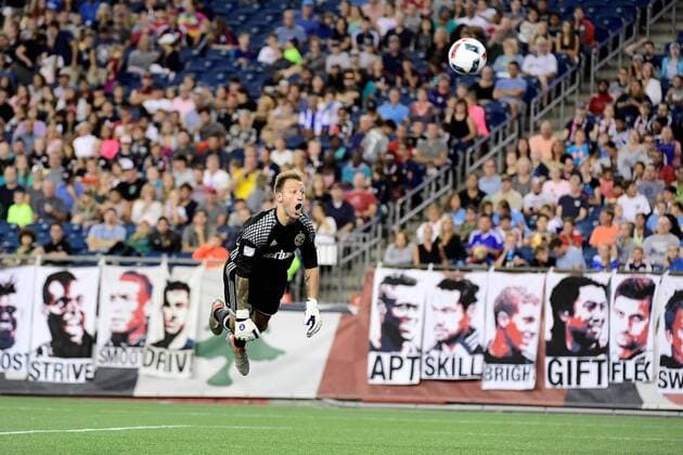 Saturday August 20, 2016: Columbus Crew goalkeeper Steve Clark (1) reacts as the ball sails by during the MLS Fussball Herren USA game between Columbus Crew SC and the New England Revolution held at Gillette Stadium in Foxborough Massachusetts. Columbus defeats New England 2-0. Cal Media MLS 2016: Crew vs Revolution AUG 20 - ZUMAc04_