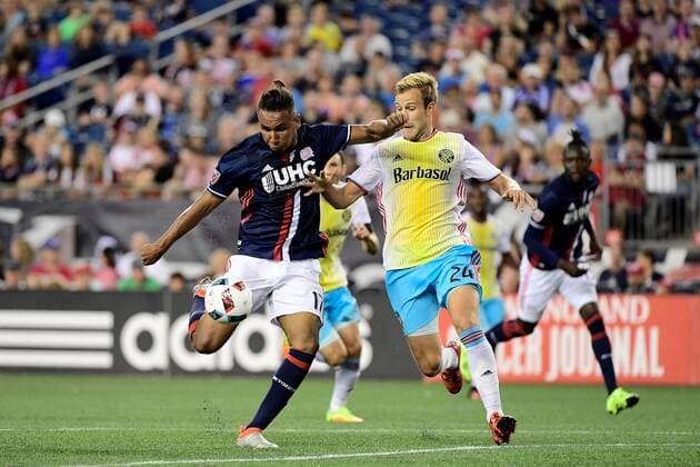 Saturday August 20, 2016: New England Revolution forward Juan Agudelo (17) battles with Columbus Crew defender Nicolai Naess (24) during the MLS Fussball Herren USA game between Columbus Crew SC and the New England Revolution held at Gillette Stadium in Foxborough Massachusetts. Columbus defeats New England 2-0. Cal Media MLS 2016: Crew vs Revolution AUG 20 - ZUMAc04_