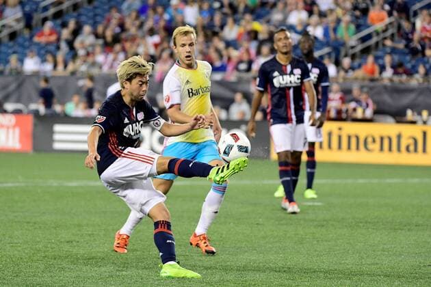 Saturday August 20, 2016: New England Revolution midfielder Lee Nguyen (24) shoots at the net during the MLS Fussball Herren USA game between Columbus Crew SC and the New England Revolution held at Gillette Stadium in Foxborough Massachusetts. Columbus defeats New England 2-0. Cal Media MLS 2016: Crew vs Revolution AUG 20 - ZUMAc04_