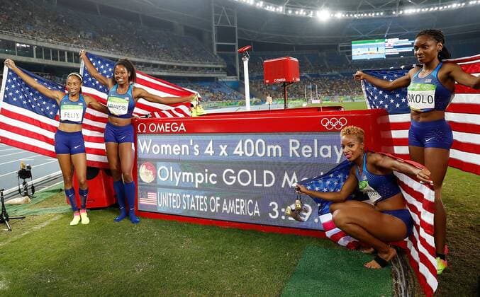 Bilder des Tages - SPORT Rio 2016, LA, USA gewinnt 4x400m Staffel der Damen vor Jamaika und Großbritannien (160820) -- RIO DE JANEIRO, Aug. 20, 2016 -- (L-R) Allyson Felix, Phyllis Francis, Natasha Hastings and Courtney Okolo of the United States of America pose for photos next to a socreboard after the women s 4x400m relay final of Athletcis at the 2016 Rio Olympic Games Olympische Spiele Olympia OS in Rio de Janeiro, Brazil, on Aug. 20, 2016. The U.S. team won the gold medal. ) (xr) (SP)BRAZIL-RIO DE JANEIRO-OLYMPICS-ATHLETICS WangxLili 