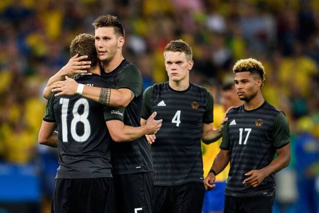 Rio 2016, Rückblick auf olympische Momente Bilder des Tages - SPORT Niklas Suele (GER 5), Matthias Ginter (GER 4) und Serge Gnabry (GER 17) troesten Nils Petersen (GER 18) im Finale bei den olympischen Sommerspiele 2016 am 20.08.2016, Rio de Janeiro Copyright: xSchülerx xEibner-Pressefotox EP_jse