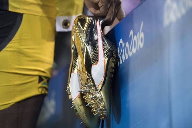 Team Jamaika (JAM), 1. Platz, Goldmedaillengewinner, Gold, Goldmedaille, Olympiasieger, Usain BOLT, Detail, goldene Laufschuhe, 4x100m Staffel der Maenner, men s 4x100m relay, am 19.08.2016 Olympische Sommerspiele 2016, vom 05.08. - 21.08.2016 in Rio de Janeiro Brasilien.