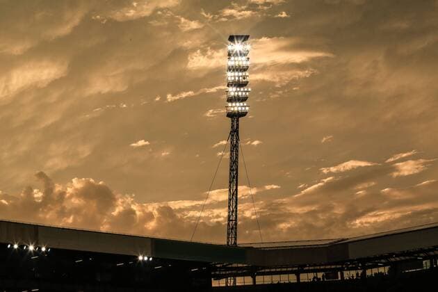 Fußball, Stadiongeschichte FC Hansa Rostock Deutschland, Rostock, Ostsee Stadion, Fussball, DFB Pokal , Saison 2016 2017, FC Hansa Rostock - Fortuna Düsseldorf, Flutlicht Mast, dunkle Wolken, Abendrot