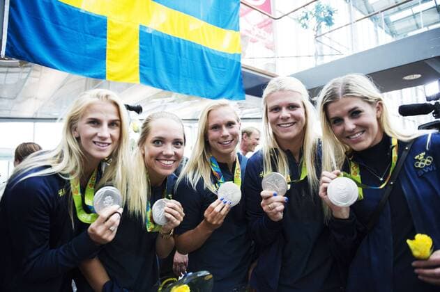 Rio 2016, Fußball Damen, Empfang der schwedischen Nationalmannschaft in Stockholm 160821 F v: Sofia Jakobsson, Elin Rubensson, Jonna Andersson, Emelie Lundberg och Olivia Schough - präsentieren bei der Ankunft am Flughafen ihre Medaillen Arlanda den 21 juli 2016 i Stockholm.  Copyright: LINNEAxRHEBORG BB160821LN044
