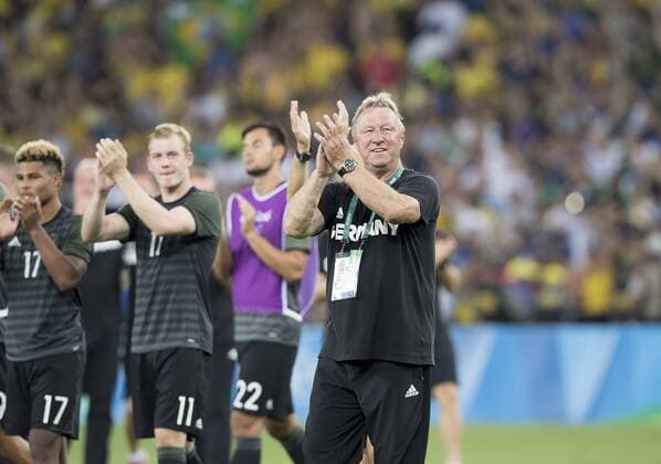 Themen der Woche - SPORT die deutschen Spieler und Trainer Horst HRUBESCH gehen eine Ehrenrunde, Jubel, jubeln, Freude, cheers, Fussball Maenner Finale, Brasilien (BRA) - Deutschland (GER) 5:4 i.E. am 20.08.2016 Olympische Sommerspiele 2016, vom 05.08. - 21.08.2016 in Rio de Janeiro Brasilien.