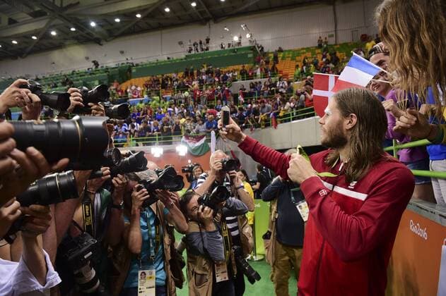 HANSEN Mikkel (Den) faisant des selfies avec les supporters photographes medaile d or HANDBALL : Danemark vs France - Finale - JO 2016 RIO - 21 08 2016 JBAutissier Panoramic 