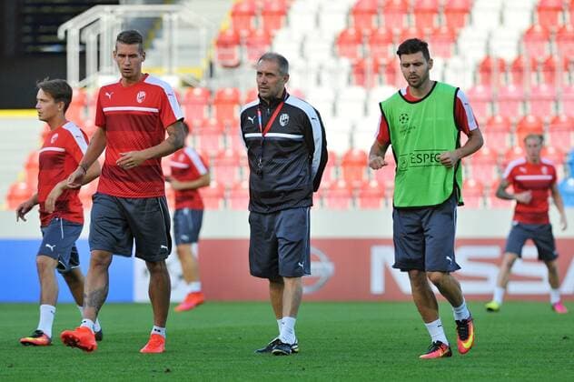 From left: Jan Suchan, Lukas Hejda, coach Roman Pivarnik and Michal Duris of Victoria Pilsen attend practice session prior to the 4th qualifying round of football Champions League return match FC Viktoria Pilsen vs PFC Ludogorec Razgrad in Pilsen, Czech Republic, August 22, 2016. (CTKxPhoto PavelxNemecek) CTKPhotoP201608220728001  nmc3