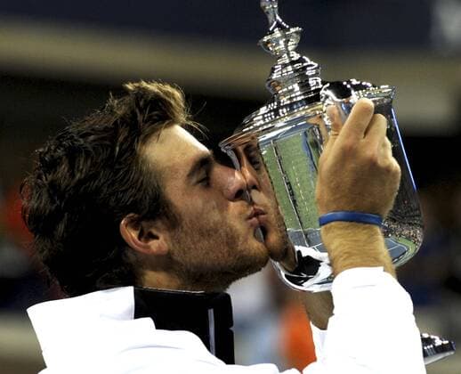 090915) -- NEW YORK, Sept. 15, 2009 -- Juan Martin Del Potro of Argentina kisses the trophy during the awarding ceremony for the men s singles final against Roger Federer of Switzerland at the U.S. Open tennis tournament in New York, Sept. 14, 2009. Del Potro won 3-2... ) (hy) 1)U.S.-NEW YORK-TENNIS-US OPEN-MEN S SINGLES FINAL  - ZUMAx10_