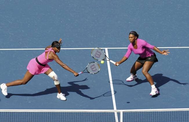 090915) -- NEW YORK, Sept. 15, 2009 -- Serena Williams (R) and her sister Venus of the U.S. compete during the women s doubles final against Cara Black of Zimbabwe and Liezel Huber of the U.S. at the U.S. Open tennis tournament in New York, Sept. 14, 2009. Williams sisters won 2-0... ) (kh) 3)U.S.-NEW YORK-TENNIS-US OPEN-WOMEN S DOUBLES FINAL  - ZUMAx10_