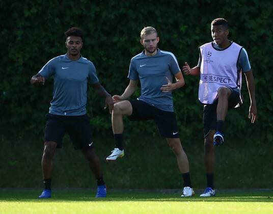 Fußball, CL Quali, Training RB Salzburg SOCCER - UEFA CL quali, RBS vs Zagreb SALZBURG,AUSTRIA,23.AUG.16 - SOCCER - UEFA Champions League, Play-off qualification, Red Bull Salzburg vs GNK Dinamo Zagreb, preview, final training of RBS. Image shows Bernardo Fernandes da Silva Junior, Konrad Laimer and Valentino Lazaro (RBS). GEPAxpictures xFelixxRoittner