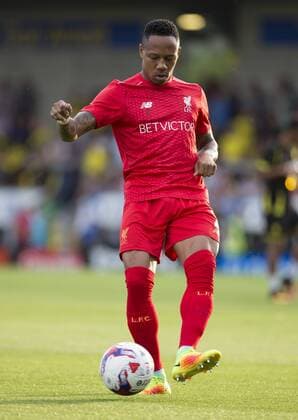 23.08.2016. Pirelli Stadium, Burton on Trent, England. EFL Cup Football. Burton Albion versus Liverpool. Liverpool defender Nathaniel Clyne warming up with the ball before the match. xRolandxHarrisonx  ActionPlus11779454