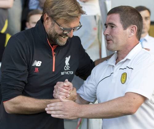23.08.2016. Pirelli Stadium, Burton on Trent, England. EFL Cup Football. Burton Albion versus Liverpool. Burton Albion Manager Nigel Clough welcomes Liverpool Manager Jurgen Klopp as they shake hands before the match on pitch side. xRolandxHarrisonx  ActionPlus11779458
