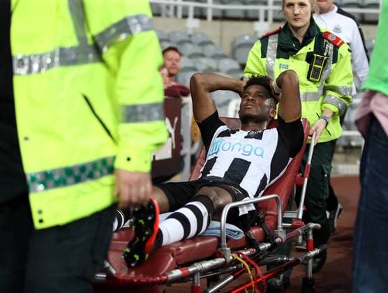 Bilder des Tages - SPORT . 23 08 2016. Newcastle, United Kingdom. Newcastle United v Cheltenham Town. St James Park. Newcastle United™s Rolando Aarons is stretchered off.  xChrisxBoothx xixImagesx IIM-13332-0008