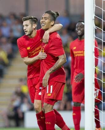 23.08.2016. Pirelli Stadium, Burton on Trent, England. EFL Cup Football. Burton Albion versus Liverpool. Liverpool forward Roberto Firmino celebrates with his team mates after scoring Liverpool s second goal of the match after 22 minutes. xRolandxHarrisonx  ActionPlus11779465