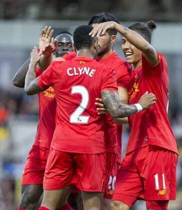 Bilder des Tages - SPORT 23.08.2016. Pirelli Stadium, Burton on Trent, England. EFL Cup Football. Burton Albion versus Liverpool. Liverpool forward Roberto Firmino celebrates with his team mates after scoring Liverpool s second goal of the match after 22 minutes. xRolandxHarrisonx  ActionPlus11779466
