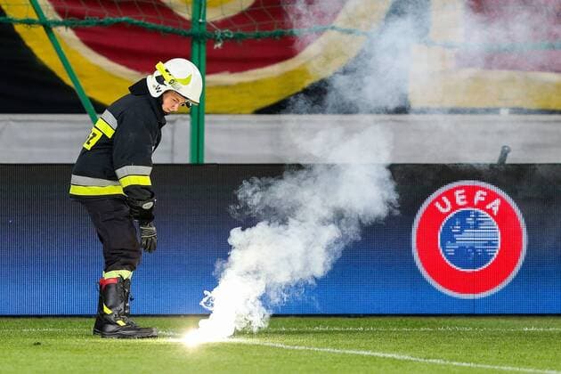 2016.8.23, Warszawa , UEFA Champions League , Legia Warsaw - Dundalk FC Legia Warszawa - Dundalk FC pictured: Fireworks and fireman Strazak i race fot. TomaszxJastrzebowski Foto Olimpik NEWSPIX.PL --- Newspix.pl  20160823toja27