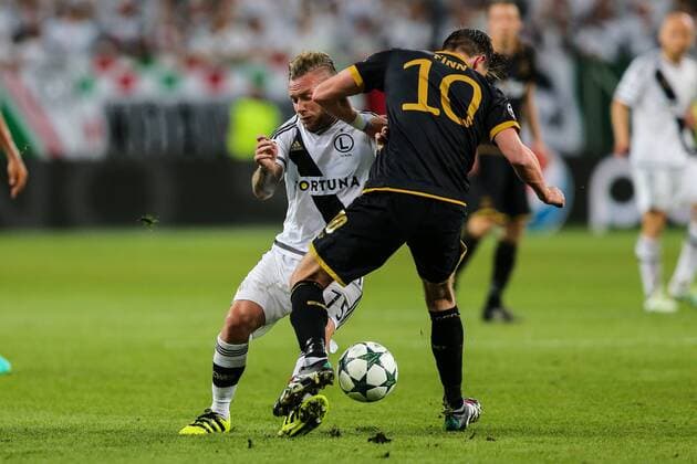 2016.8.23, Warszawa , UEFA Champions League , Legia Warsaw - Dundalk FC Legia Warszawa - Dundalk FC pictured: Thibault Moulin (Legia), Ronan Finn (Dundalk) fot. TomaszxJastrzebowski Foto Olimpik NEWSPIX.PL --- Newspix.pl  20160823toja108