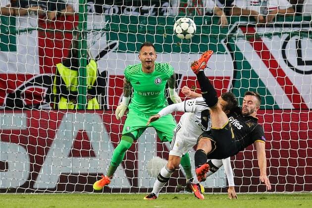 2016.8.23, Warszawa , UEFA Champions League , Legia Warsaw - Dundalk FC Legia Warszawa - Dundalk FC pictured: Robert Benson (Dundalk), Arkadiusz Malarz (Legia) fot. TomaszxJastrzebowski Foto Olimpik NEWSPIX.PL --- Newspix.pl  20160823toja111