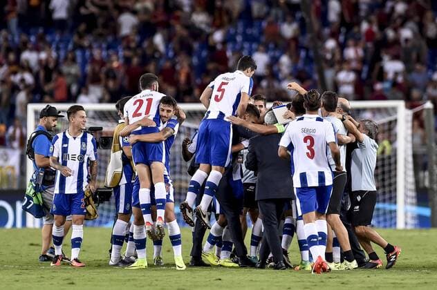 Bilder des Tages - SPORT August 23, 2016 - Rome, Italy - Players of Porto celebrate the victory after the match between FC Porto v AS Rome UEFA Champions League playoff match in Rome, Italy, on August 23, 2016 AS Roma v Porto: UEFA Champions League  - ZUMAn230