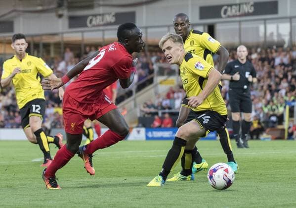 23.08.2016. Pirelli Stadium, Burton on Trent, England. EFL Cup Football. Burton Albion versus Liverpool. Liverpool forward Sadio Mane gets away from Burton Albion midfielder Damian McCrory into the Burton goal area. xRolandxHarrisonx  ActionPlus11779500