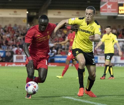 23.08.2016. Pirelli Stadium, Burton on Trent, England. EFL Cup Football. Burton Albion versus Liverpool. Liverpool forward Sadio Mane gets away from Burton Albion midfielder Jackson Irvine in the Burton goal area. xRolandxHarrisonx  ActionPlus11779502