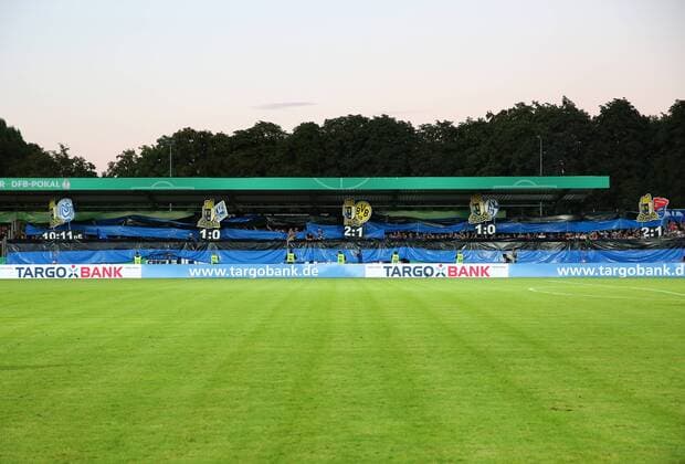 Fußball, Stadiongeschichte Eintracht Trier Montag 22.08.2016, Saison 2016 2017, DFB-Pokal 1. Hauptrunde im Moselstadion Trier, SV Eintracht Trier 05 - BVB Borussia Dortmund 0:3, Choreografie der Trierer Ultragruppe Insane Ultras Trier bestehend aus blauen und schwarzen Floenbänder versehen mit den größten Pokalerfolgen der Vereinsgeschichte