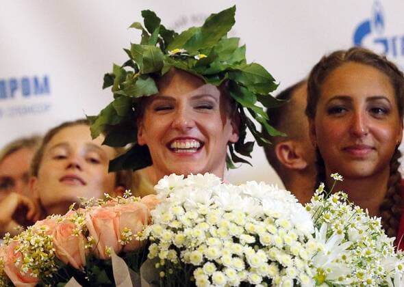 MOSCOW REGION, RUSSIA â€“ AUGUST 23, 2016: Rio 2016 Olympic synchronised swimming champion Svetlana Romashina (front) wears a laurel wreath as she arrives at Sheremetyevo International Airport from Rio de Janeiro, the host city of the 2016 Summer Olympic Games Olympische Spiele Olympia OS Dmitry Serebryakov TASS  TS02E55D
