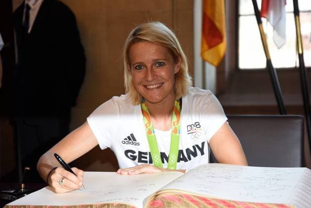 23.08.2016, Frankfurt Römer Willkommensfeier für die deutschen Olympia-Teilnehmer Fussball-Olympiasiegerinnen , Saskia Bartusiak, trägt sich ins goldene Buch der Stadt Frankfurt ein