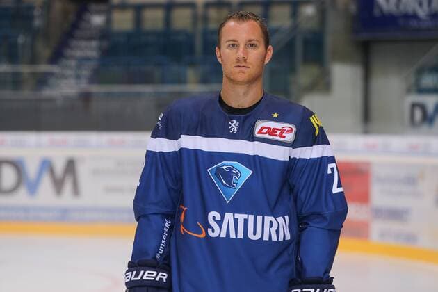 DEL, ERC Ingolstadt - Porträttermin DEL - Eishockey - ERC Ingolstadt - Saison 2016 2017 - Portraits Foto - Training - Patrick McNeill (ERC 2) DEL - ERC Ingolstadt - Saison 2015 2016 Portraits Foto - Training