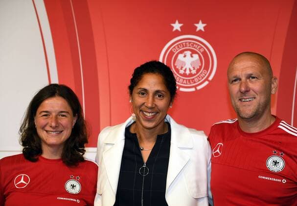 24.08.2016, xjhx, Fussball DFB Damen, Pressekonferenz Vorstellung Trainerteam um Steffi Jones, emspor, v.l. Co Trainerin Verena Hagedorn (Deutschland), Trainerin Steffi Jones (Deutschland), Co Trainer Markus Hoegner (Deutschland) Frankfurt am Main