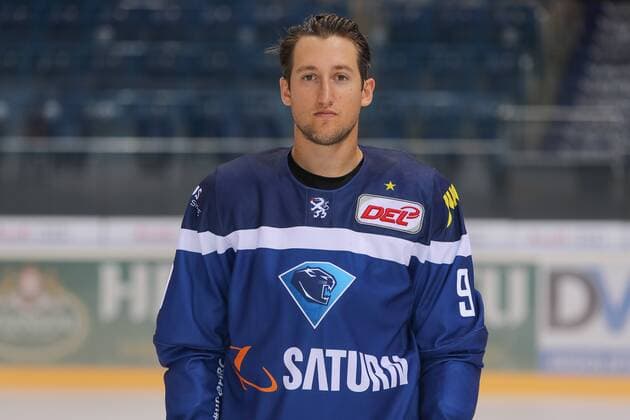 DEL, ERC Ingolstadt - Porträttermin DEL - Eishockey - ERC Ingolstadt - Saison 2016 2017 - Portraits Foto - Training - Brandon Buck (ERC 9) DEL - ERC Ingolstadt - Saison 2015 2016 Portraits Foto - Training