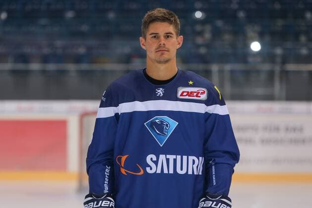 DEL, ERC Ingolstadt - Porträttermin DEL - Eishockey - ERC Ingolstadt - Saison 2016 2017 - Portraits Foto - Training - Martin Buchwieser (ERC 16) DEL - ERC Ingolstadt - Saison 2015 2016 Portraits Foto - Training