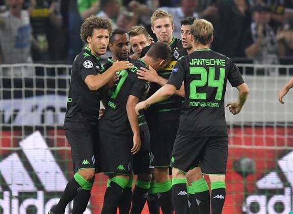 24.08.2016, Fussball, Saison 2016 2017, Champions League Qualifikation, Play-off, Borussia Moenchengladbach - Young Boys Bern, Jubel Gladbach, Torschütze Thorgan Hazard (Borussia Moenchengladbach), 3. v.li. vorne, wird gefeiert