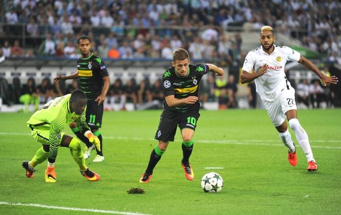 Championsleague Playoff Runde. Borussia Mönchengladbach - Young Boys Bern 24.08.2016. Der Torschütze Thorgan Hazard (BMG) umspielt Tw. Mvogo zum 1:0. Re: Gregory Wüthrich (beide Bern). Ganz hinten: Raffael (BMG). HM