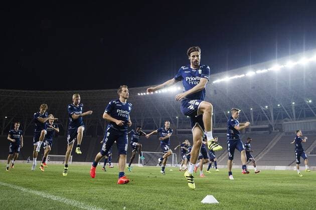 160824 IFK Göteborgs spelare med Mattias Bjärsmyr och Tobias Hysen längst fram värmer upp pa Tofiq Bähramov-stadion under en träning inför kvalet till Europa League den 24 augusti 2016 i Baku  Copyright: JOHANNAxLUNDBERG BB160824JL008