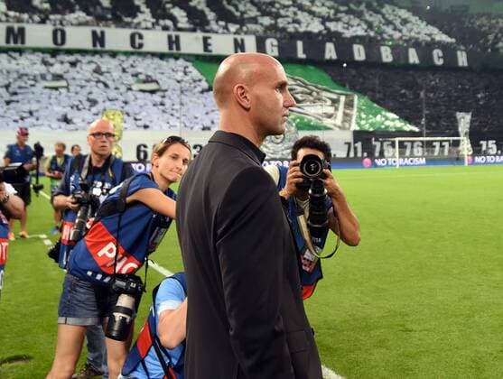Championsleague Playoff Runde. Borussia Mönchengladbach - Young Boys Bern 24.08.2016. Trainer Andre Schubert (BMG). Im Hintergrund die Choreographie der Gladbacher Fans. HM