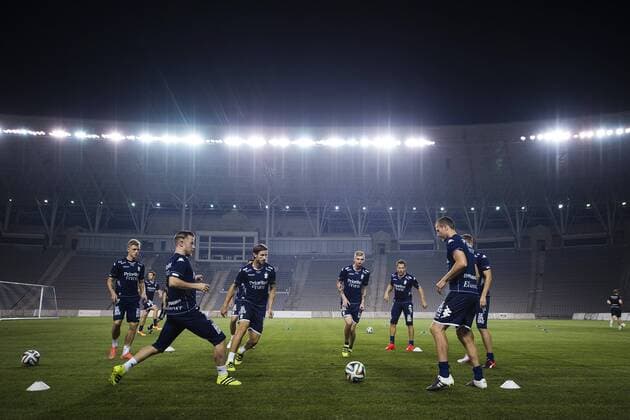 160824 IFK Göteborgs spelare med Mattias Bjärsmyr, Sebastian Eriksson och Hjalmar Jonsson värmer upp pa Tofiq Bähramov-stadion under en träning inför kvalet till Europa League den 24 augusti 2016 i Baku.  Copyright: JOHANNAxLUNDBERG BB160824JL017