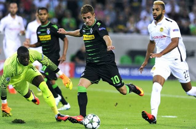 Fussball, Qualifikation zur UEFA Champions League, Herren, Saison 2016 2017, Rückspiel, Borussia Park Mönchengladbach, Bor. Mönchengladbach, BMG (schwarz) - Young Boy Bern (weiss); Thorgan Hazard (Gladbach) erzielt das Tor zum 1:0 gegen Yvon Mvogo (YBB) und Gregory Wüthrich (YBB), Aktion.